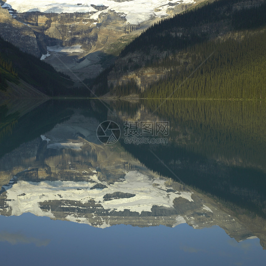 湖 山和雪盖冰川岩石荒野反射天气山脉针叶树树木森林呼吸图片