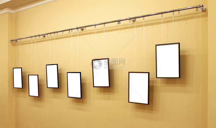 7个框架 在展览楼顶上贴有孤立的画布图片