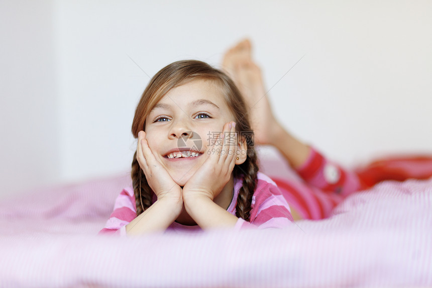 女孩在床上情感苗圃闲暇快乐童年孩子房间卧室赤脚睡衣图片