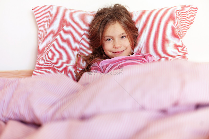 女孩在床上苗圃卧室睡衣房间寝具闲暇乐趣说谎毯子女儿图片