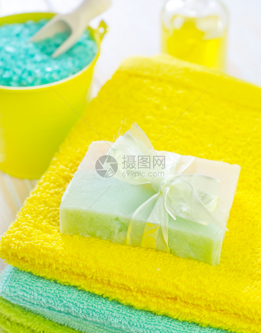 芳香盐和肥皂产品水疗化妆品疗法按摩浴室身体蓝色毛巾奢华图片