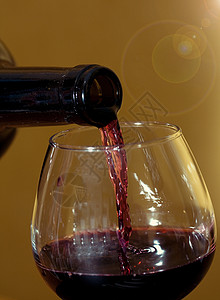红酒倒入酒杯背景图片