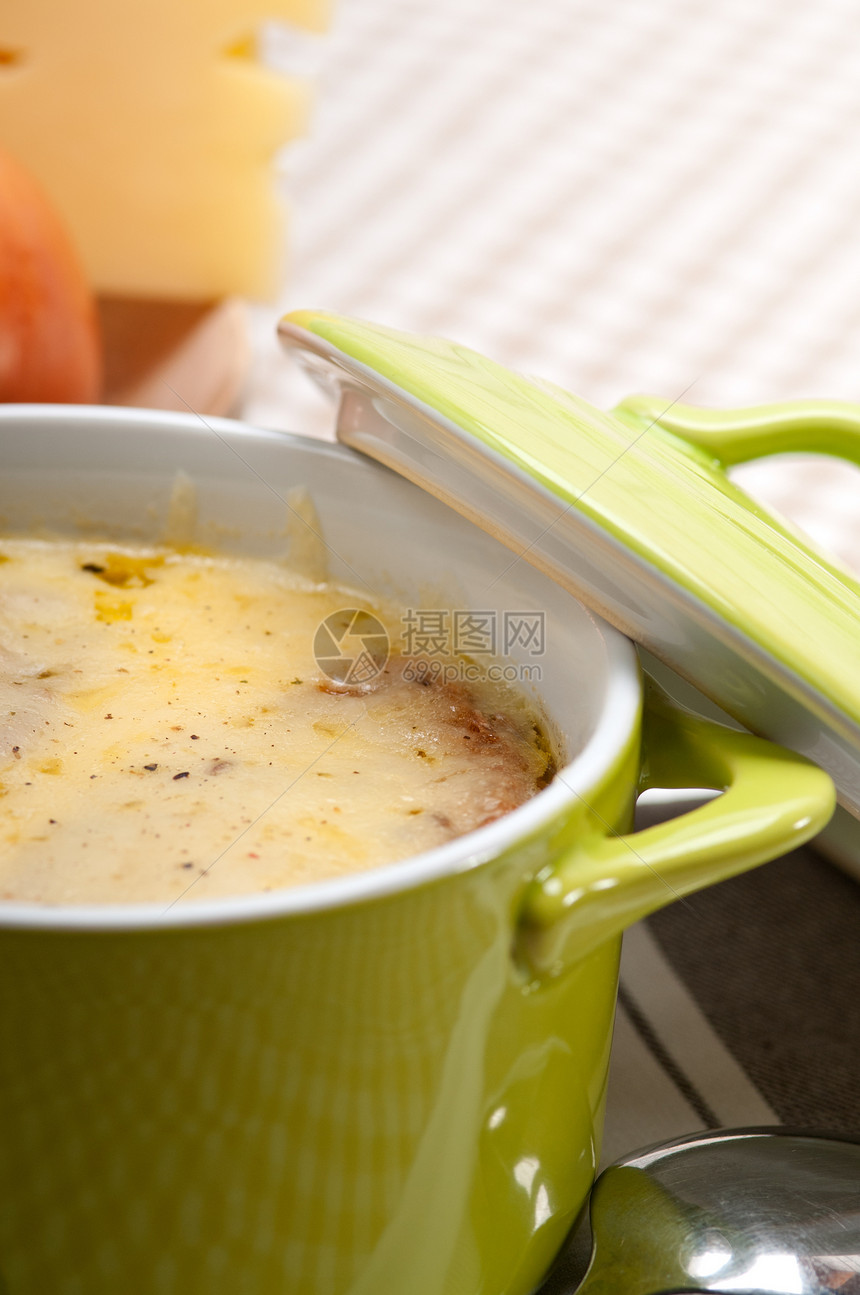 含融化奶酪和上面面包的橡皮汤用餐烹饪勺子美食营养盘子起动机黏土洋葱食物图片