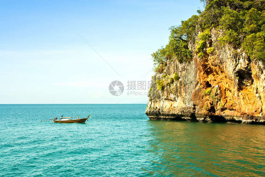 海上渔船天空植物群植被游客悬崖侵蚀爬坡群岛热带岩石图片