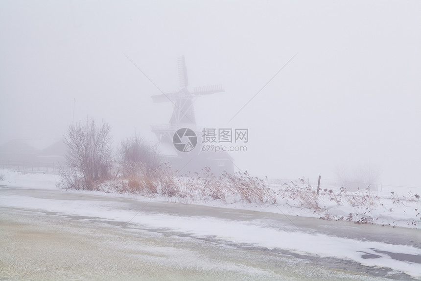浓雾中的风车图片