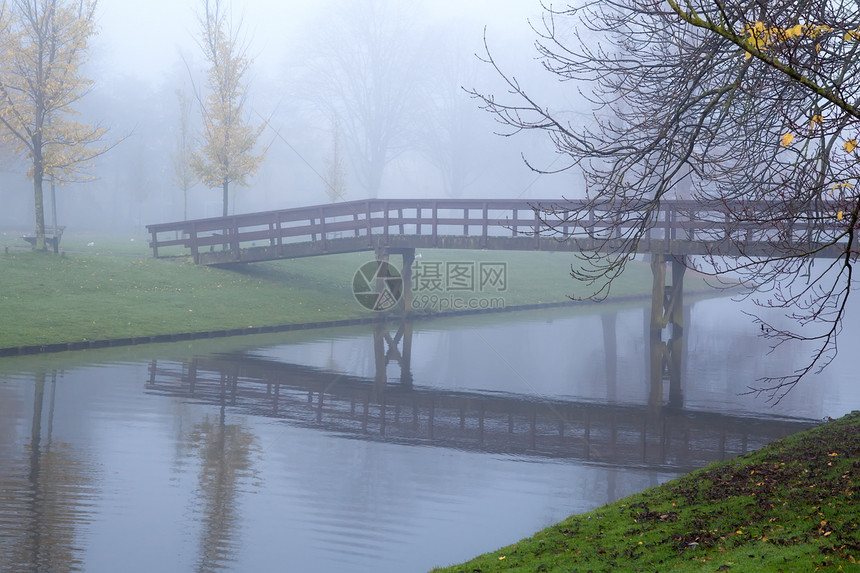 雾中河上木桥图片