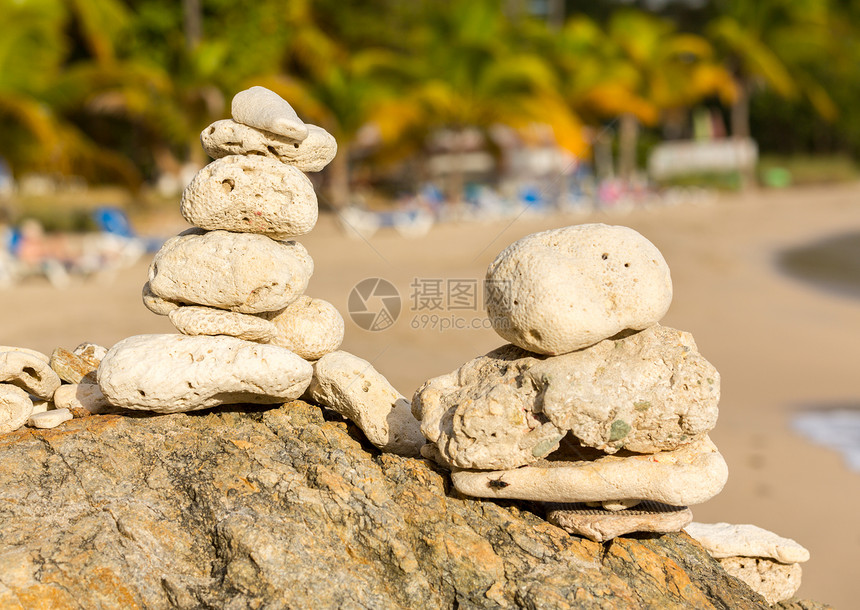 海洋海边堆积的碎石治疗阳光蓝色岩石冥想天空石头支撑团体海滩图片