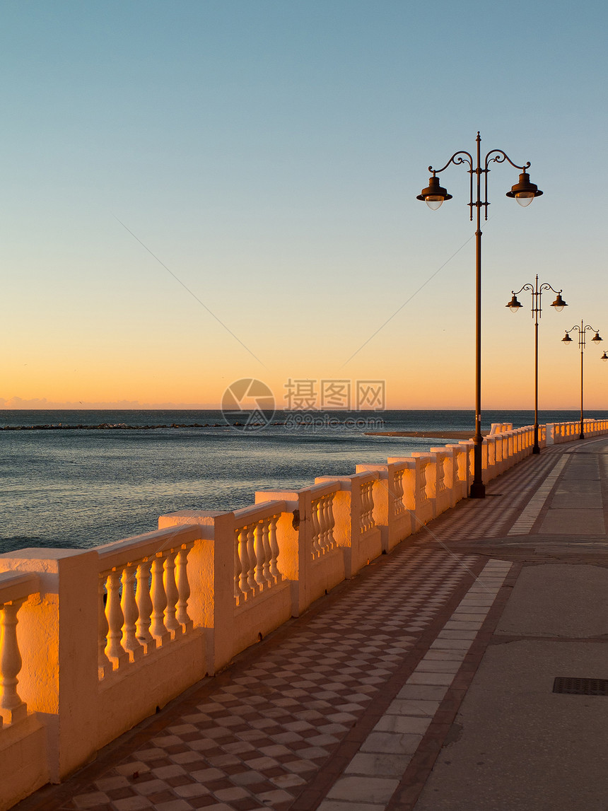 在马拉加海滩上路面日落建筑历史扶手长廊栏杆海岸旅行人行道图片