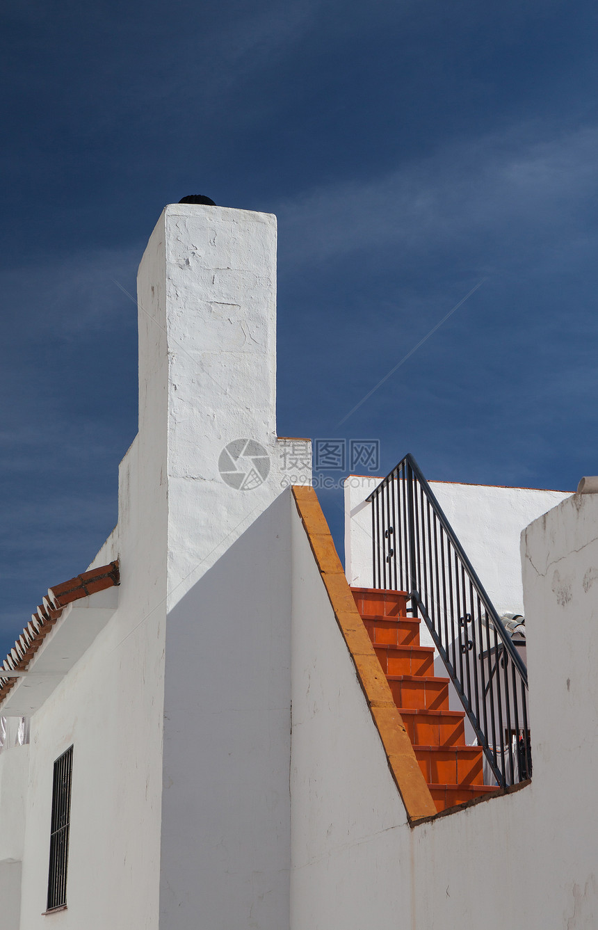 蓝色天空下白屋的详情阳台栏杆楼梯房子扶手消防建筑学旅行历史建筑图片
