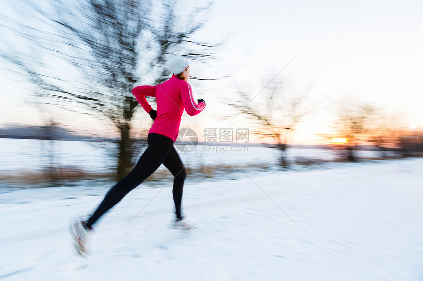 年青女子在寒冷的冬日户外活动娱乐跑步女士青年运动越野天气赛跑者运动员火车图片