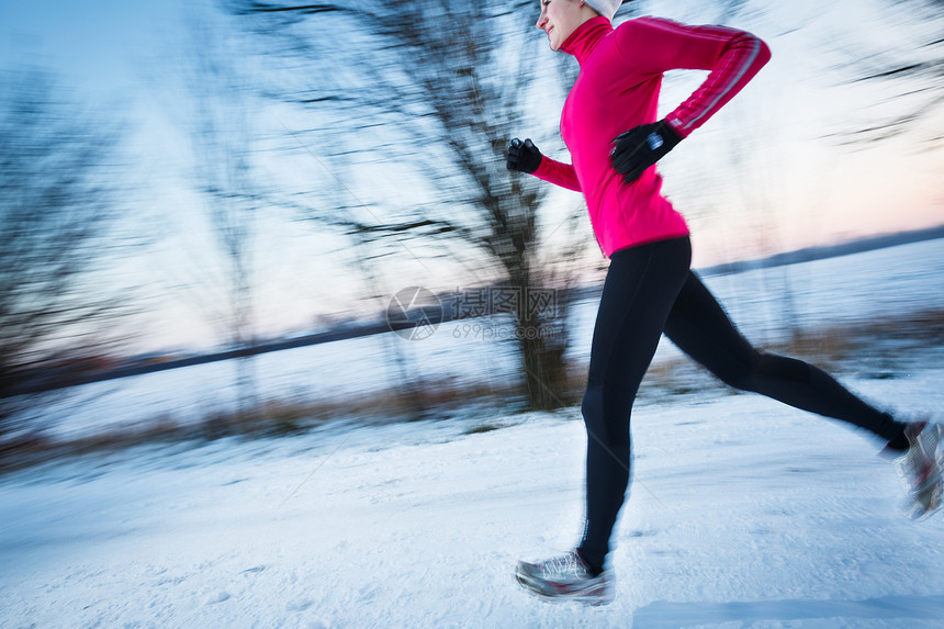 年青女子在寒冷的冬日户外活动跑步火车女孩成人运动装闲暇天气女性运动员运动图片
