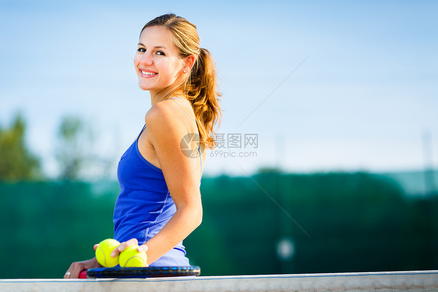 一个拥有复制空间的漂亮年轻网球运动员的肖像运动闲暇服务快乐冠军训练蓝色娱乐成功女性图片