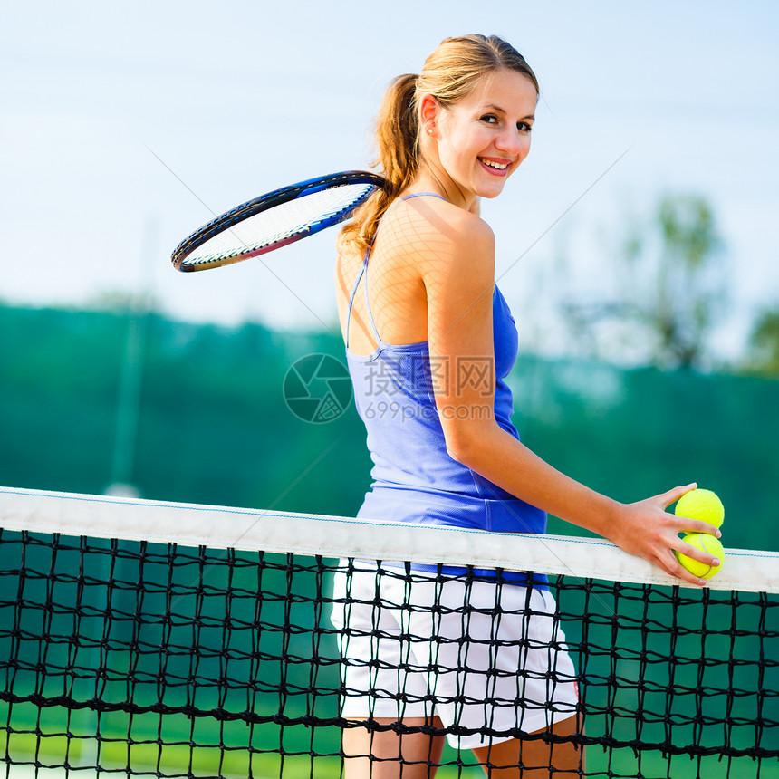 宫廷上一位年轻漂亮的网球运动员的肖像优胜者晴天活力球拍女士运动成功蓝色速度快乐图片