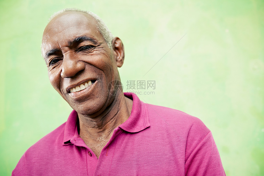 长年黑人对着镜头看笑的肖像图片