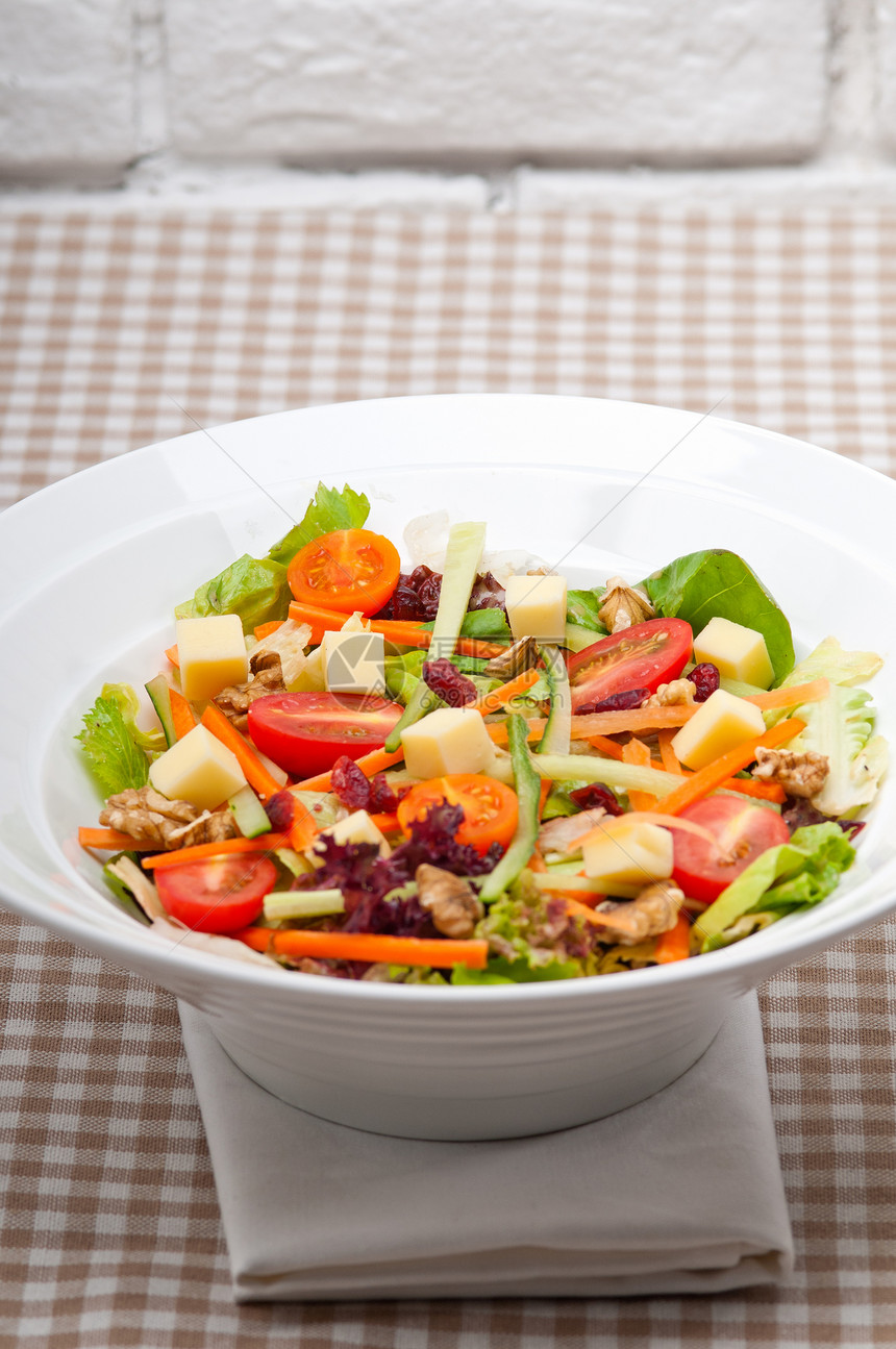 新鲜多彩健康沙拉蔬菜盘子食物水果核桃青菜午餐饮食叶子胡椒图片