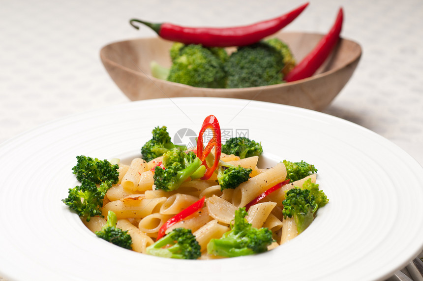 意大利面条加花椰菜和辣椒辣椒蔬菜美食餐巾传统桌子香料草药午餐盘子营养图片