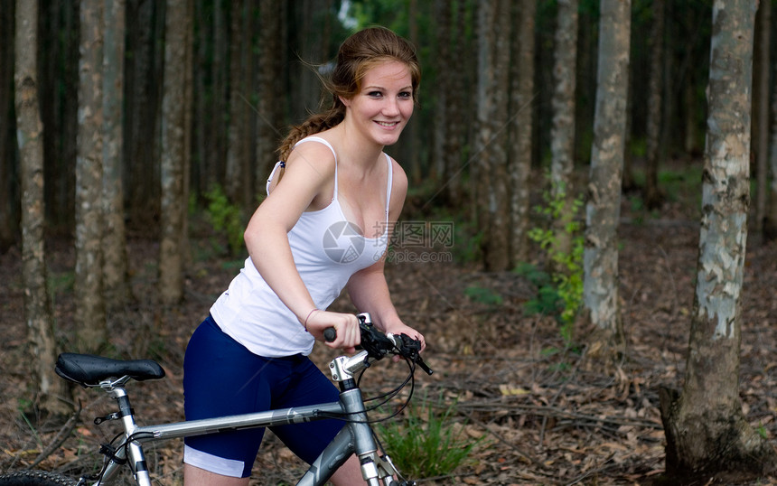 使用山地自行车在林中活动的女孩女士娱乐喜悦森林旅行闲暇女性乐趣运动图片