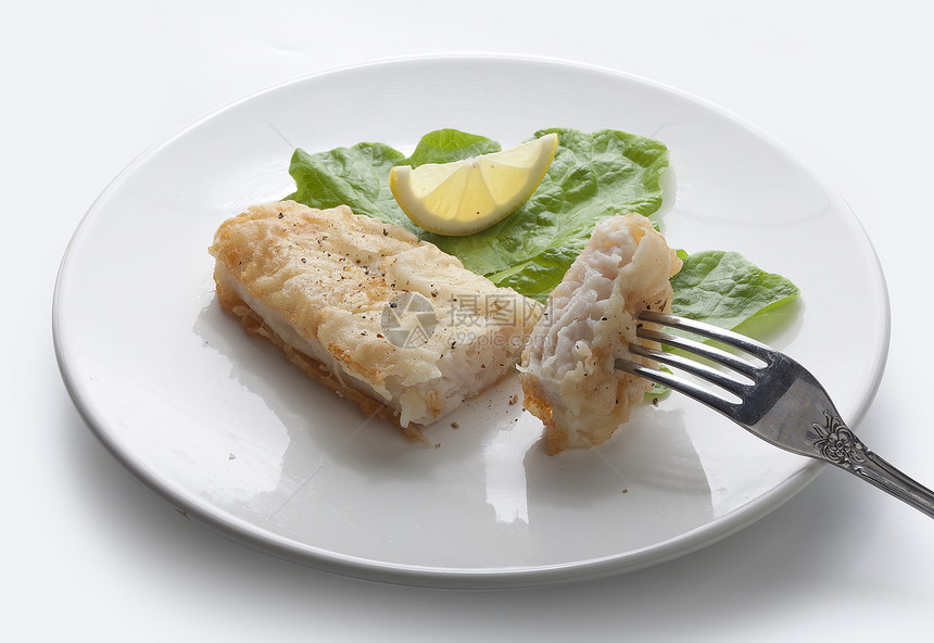 炸鱼金属黄色柠檬海鲜绿色鱼片白色食物盘子图片