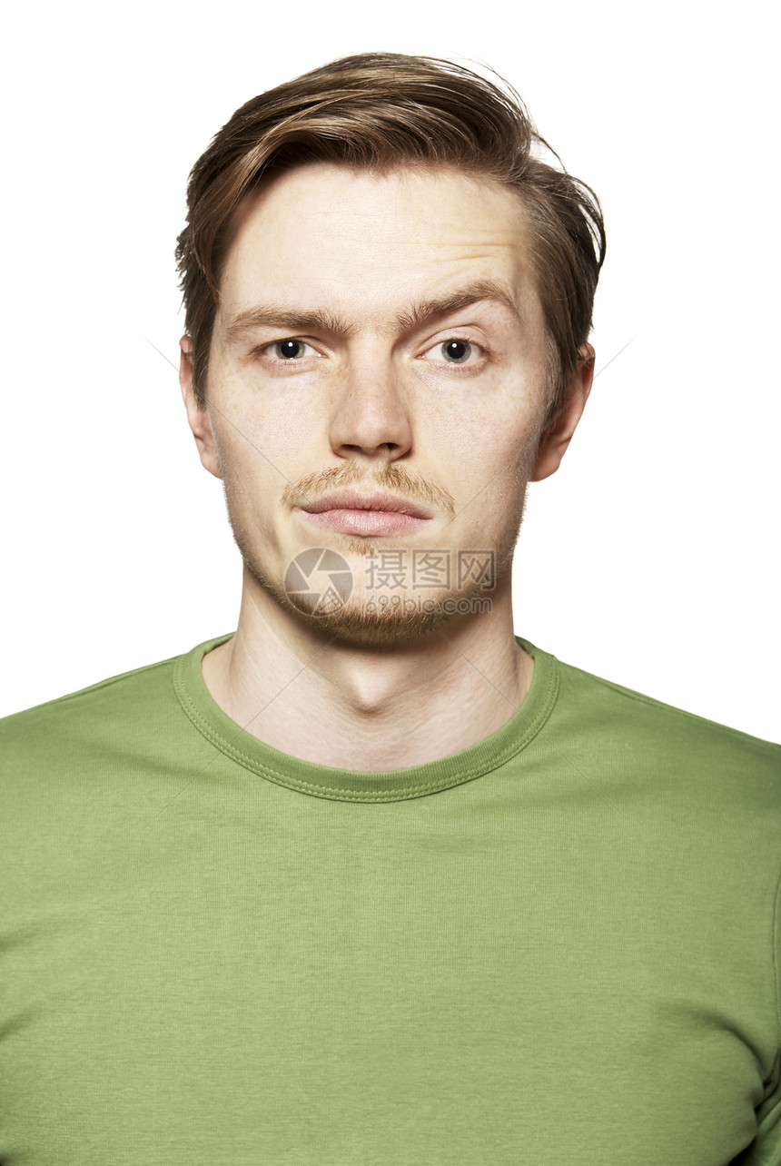 年轻人的肖像吸引力鬼脸表情学生男性鼻子衬衫影棚情绪脸颊图片