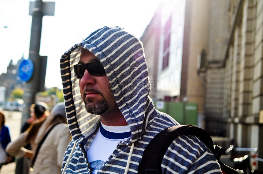 穿戴头罩的中年旅行男子图片