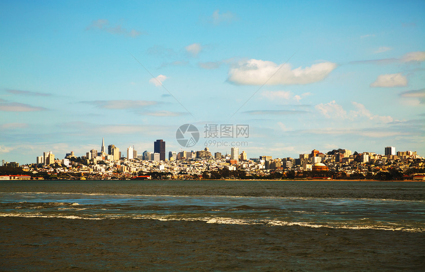 旧金山市中心 从海湾里看到全景海洋建筑物建筑学都市航海城市景观码头摩天大楼图片