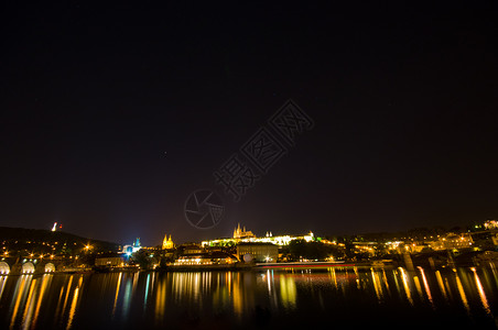 哈拉坎尼布拉格城堡在夜间旅行建筑生机遗产教会首都城市大教堂历史性景观背景