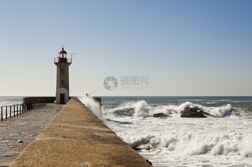 灯塔晴天护栏安全顶峰冲浪人行道海洋天空地标海浪图片