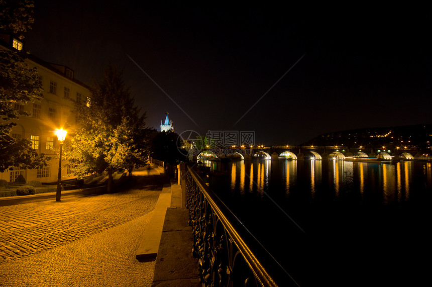 夜间查尔斯桥城市风景风格假期反射旅行图片