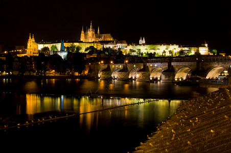 哈拉坎尼布拉格城堡在夜间全景生机旅行景观建筑遗产首都城市风景教会背景