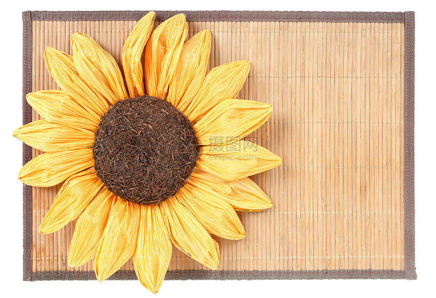 木桌设置背景的向日葵装饰圆形园艺水平框架黄色花朵环境花园橙子太阳图片