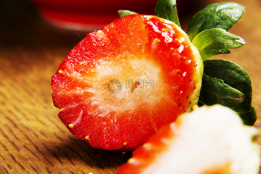 新鲜草莓叶子甜点玻璃收成食物木头市场浆果水果乡村图片