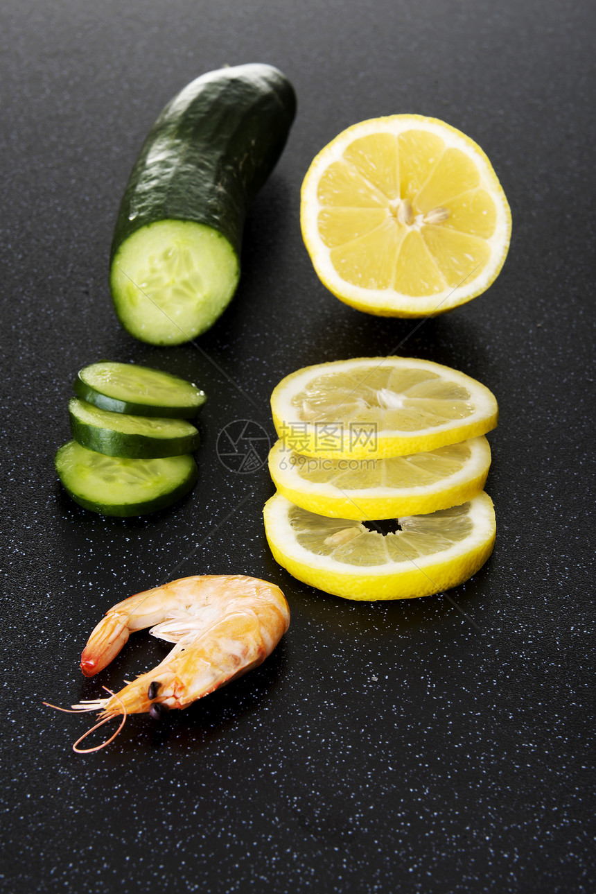 桌上的虾烹饪桌子食物柠檬白色红色美食市场黄瓜盘子图片