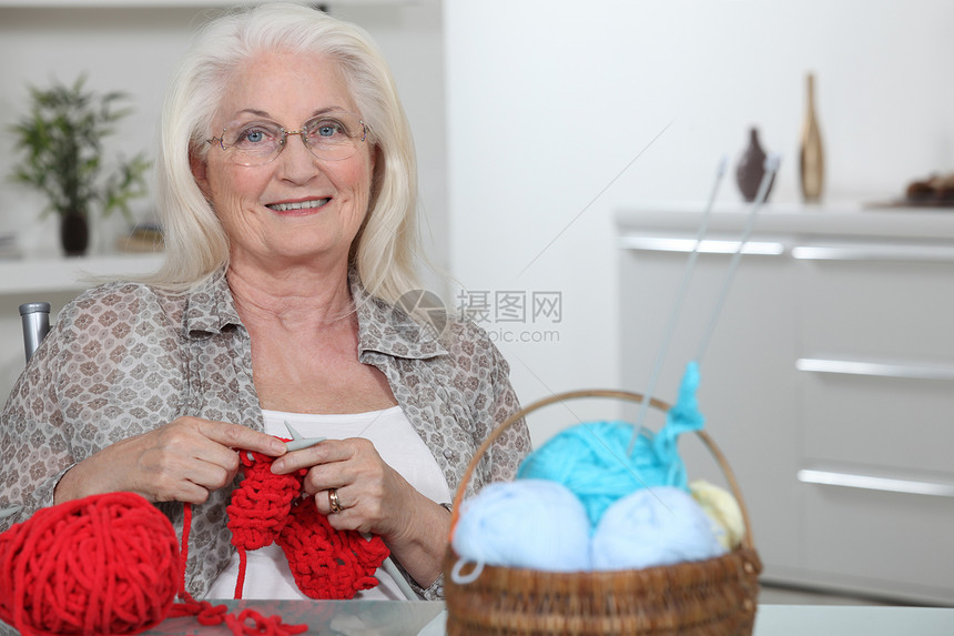 高级妇女编织奶奶闲暇棉布长椅棉纤维画像针脚退休羊毛女性图片