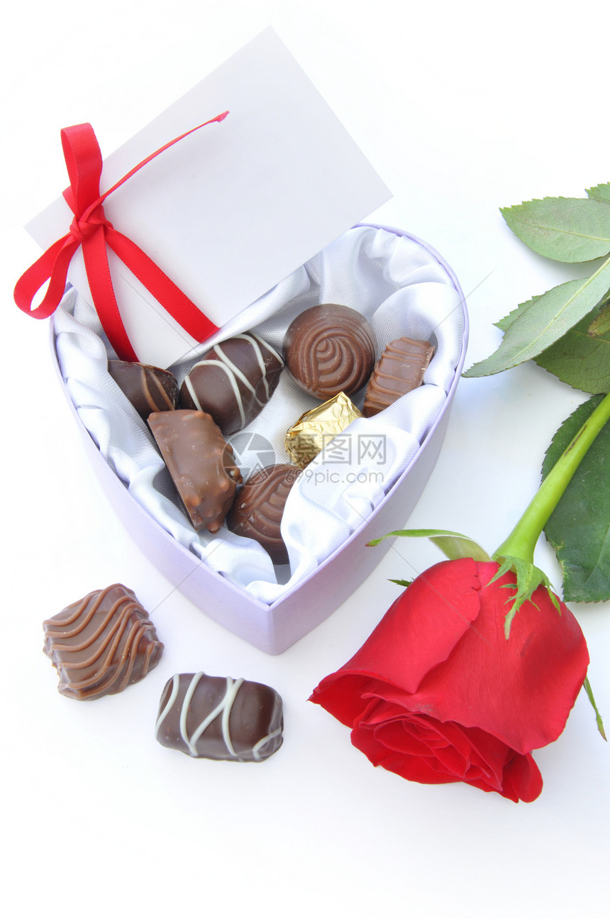 巧克力和红玫瑰展示糖果玫瑰红色卡片心形盒子礼物空白丝带图片