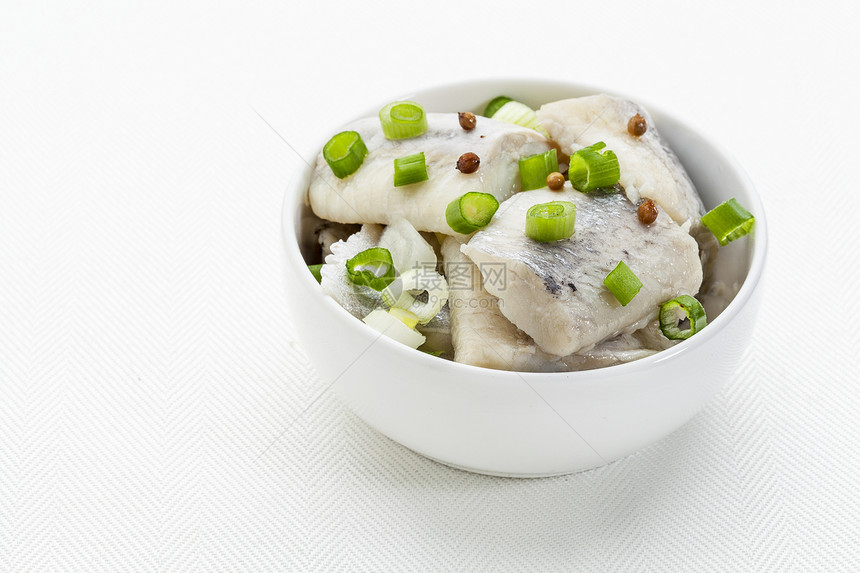 以绿洋葱为生香料鲱鱼绿色桌布白色洋葱食物酒酱制品图片