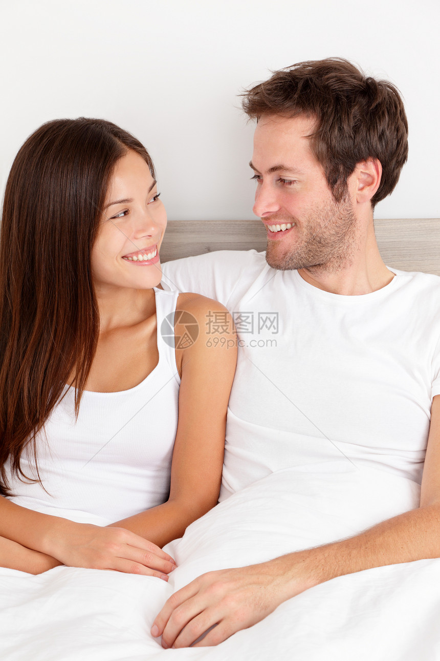 相爱的年轻情侣男人情怀妻子女士拥抱丈夫婚姻种族微笑朋友们图片