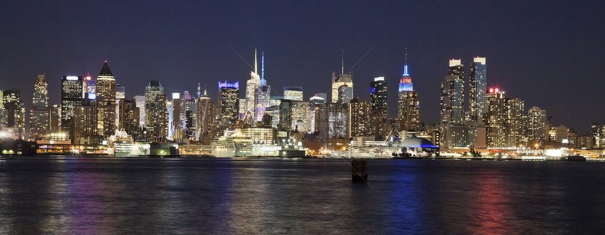 纽约市上城的夜中天际线全景住宅区海洋天空地标景观刮刀吸引力建筑学历史性图片