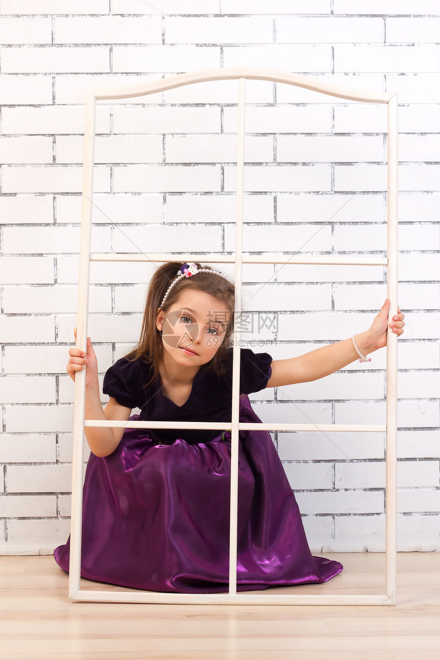 穿紫色裙子的女孩工作室戏服公主乐趣打扮眼神粉色孩子微笑编织图片