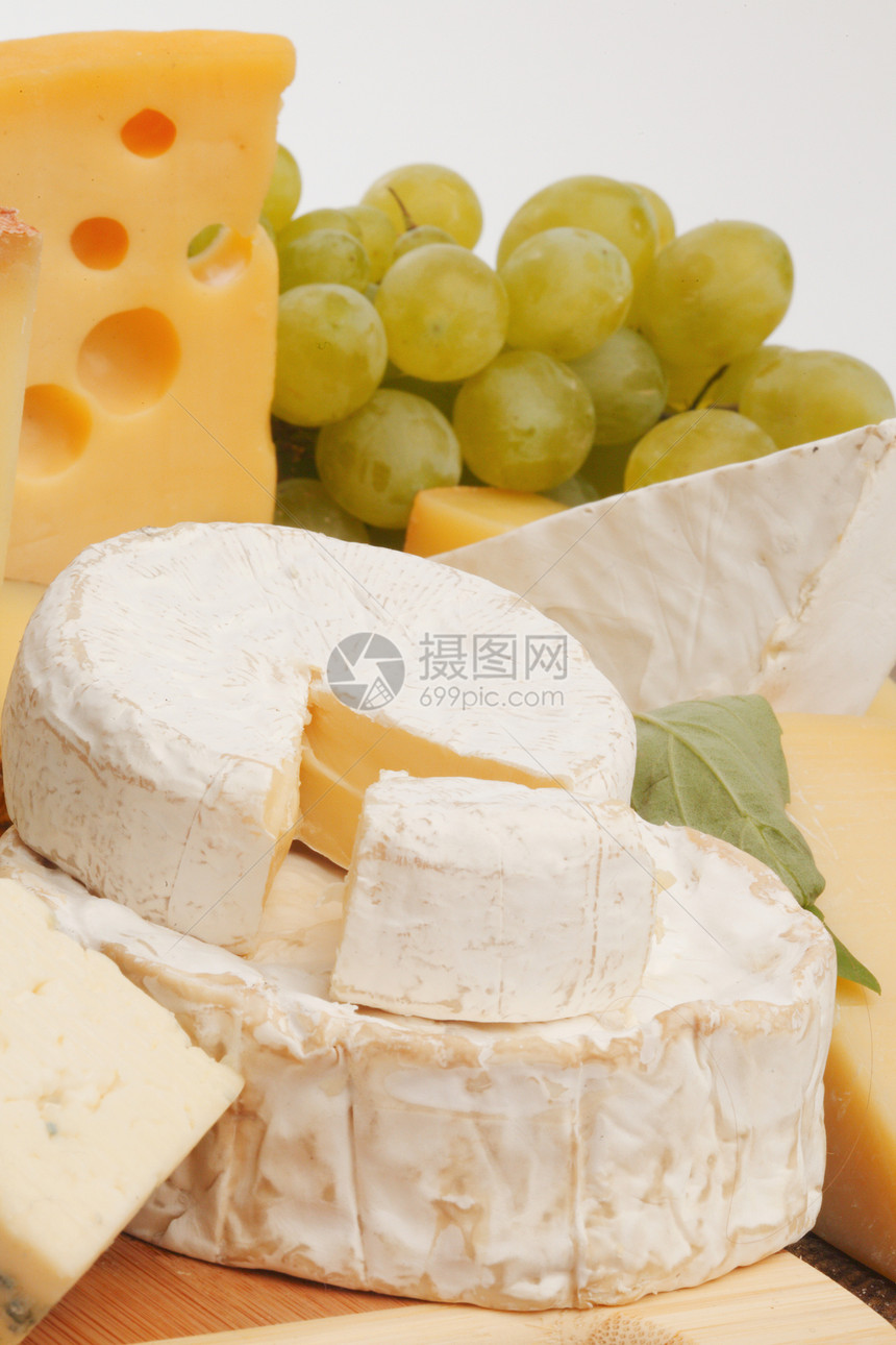 木制桌上的奶酪多样性美食牛奶珠子山羊熟食盘子食物用餐木头图片