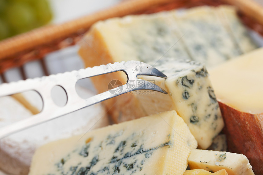 各种奶酪种类美食羊乳奶制品静物食物模具熟食蓝色木板小吃图片