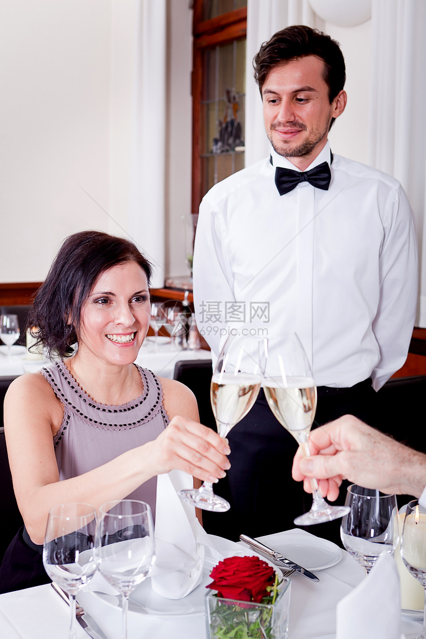 在餐厅欢庆快乐的一对笑着微笑的情侣纪念日用餐酒精幸福女士浪漫恋人成人眼镜生日图片