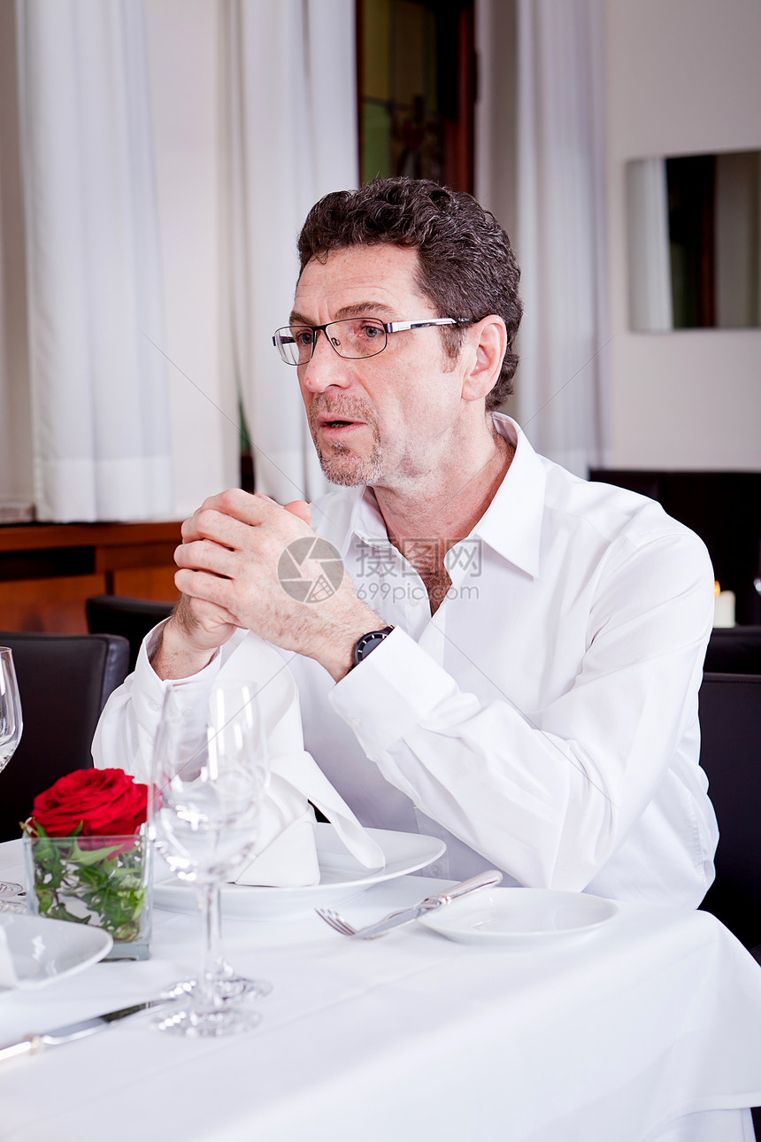 快乐的一对在餐厅笑着微笑的情侣周年生日纪念日推介会用餐浪漫女性男人庆典眼镜图片