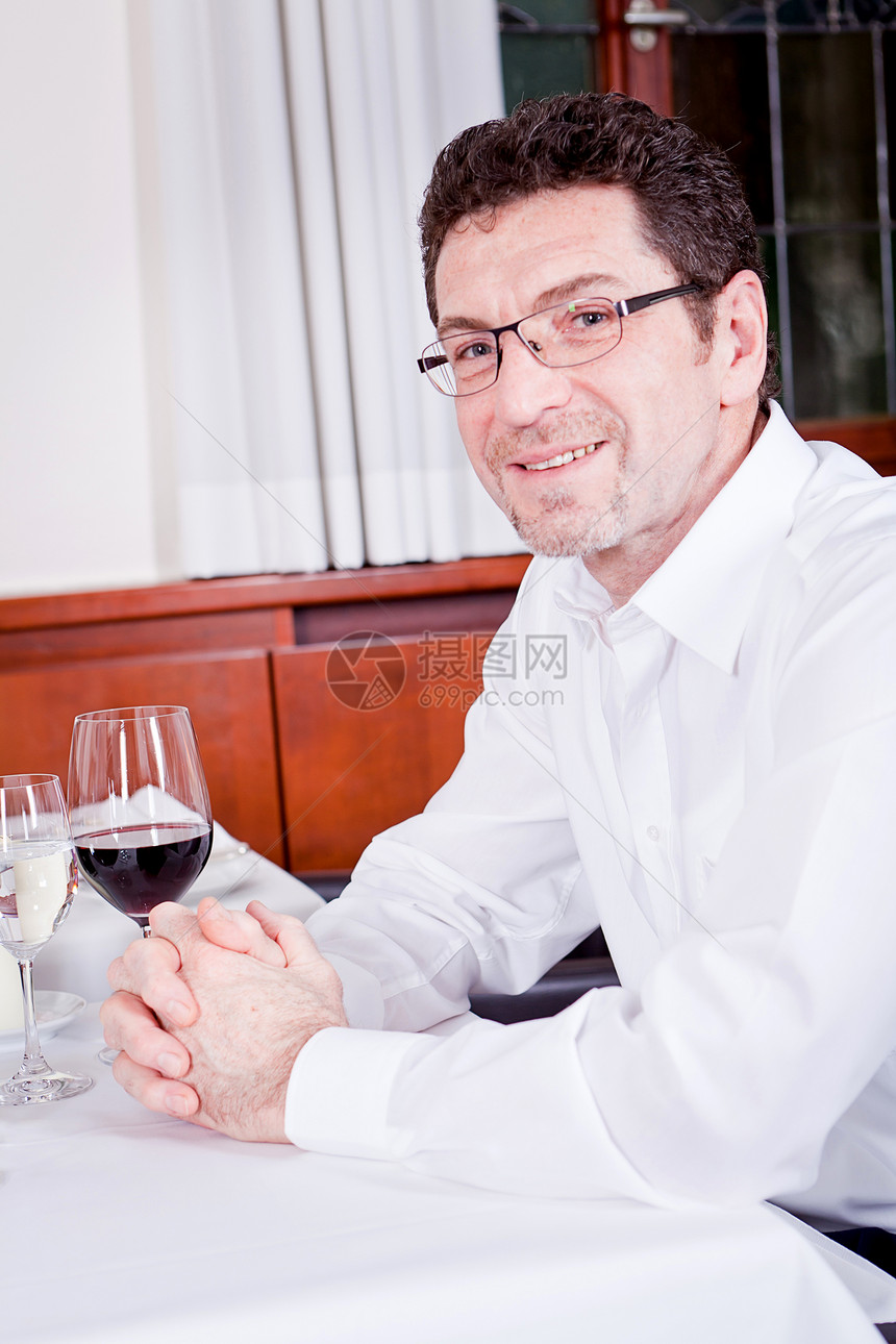 一对夫妇在餐厅喝红酒玻璃微笑男人恋人女士幸福男性庆典美食食物图片
