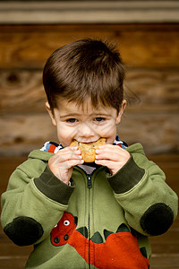可爱的小男孩吃饼干孩子背景图片