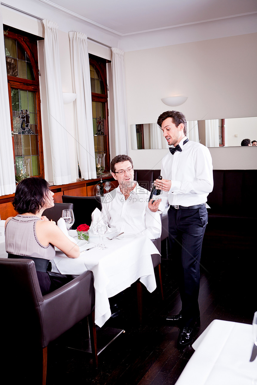 一对夫妇在餐厅喝红酒男性美食成人食物饮料酒精幸福瓶子菜单女性图片