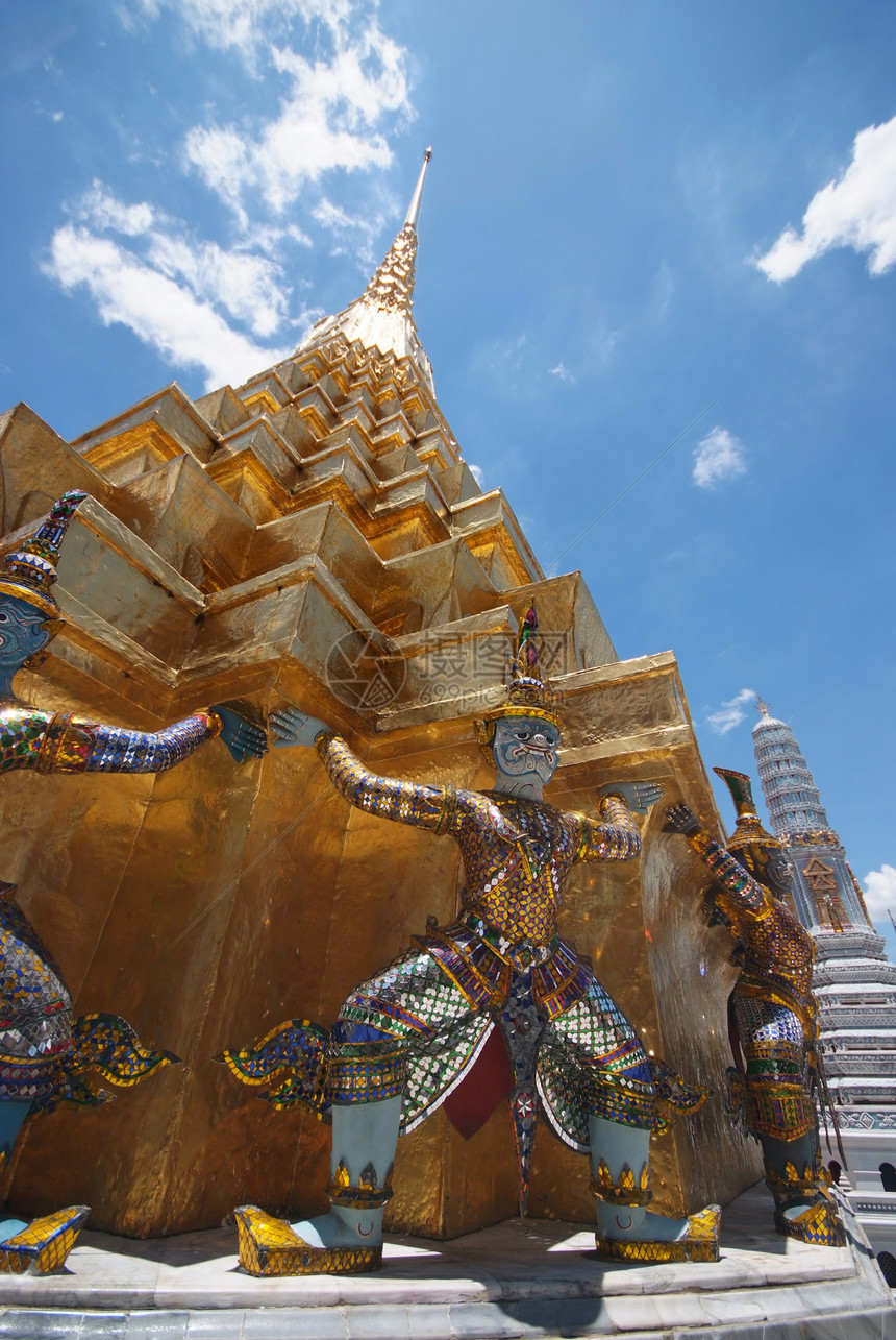 寺庙的金塔雕像旅行奢华监护人热带佛塔气候游客建筑学文化图片