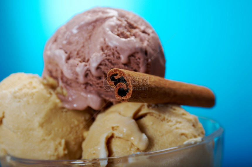 冰淇淋加草莓和巧克力食物肉桂花瓶诱惑圣代甜点白色玻璃工作室香草图片