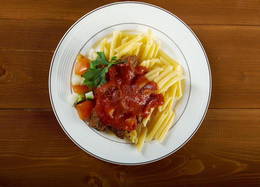 加番茄牛肉酱的意大利面料理叶子美食草本植物食物盘子午餐蔬菜红色餐厅图片