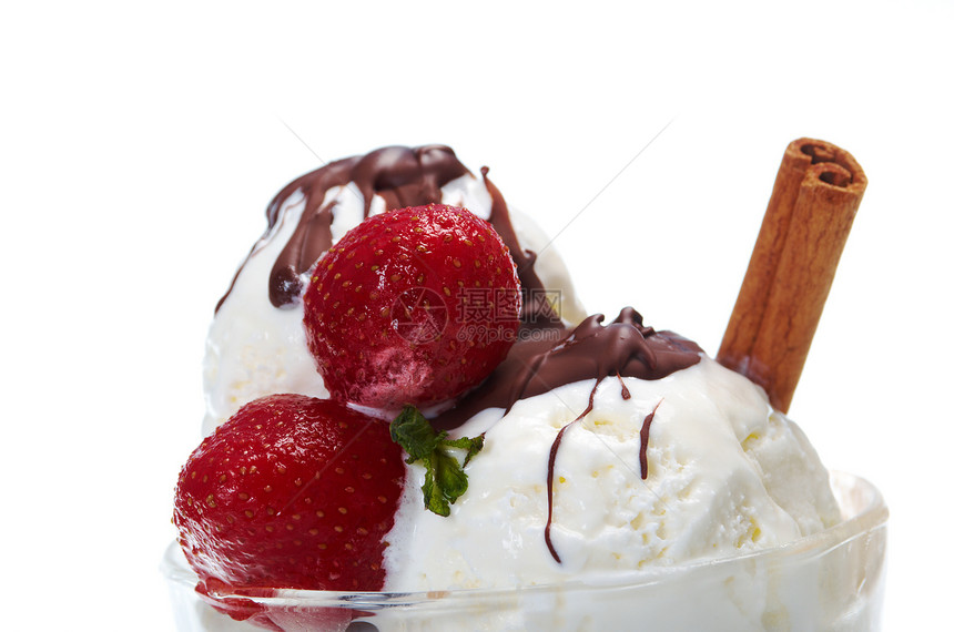 带巧克力酱和草莓的冰淇淋白色食物肉桂花瓶圣代玻璃乳白色巧克力香草诱惑图片