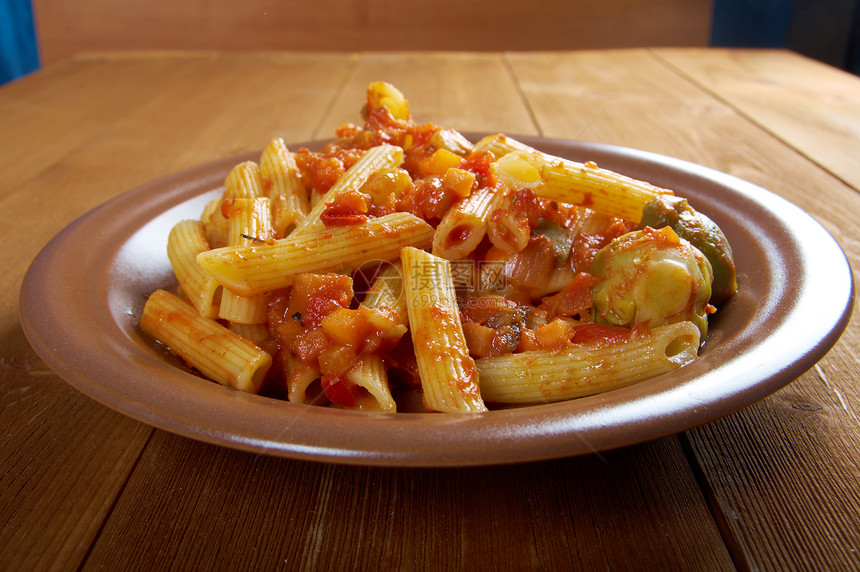 意大利笔式皮拉面午餐食物牛肉蔬菜面条美食餐厅草本植物盘子料理图片
